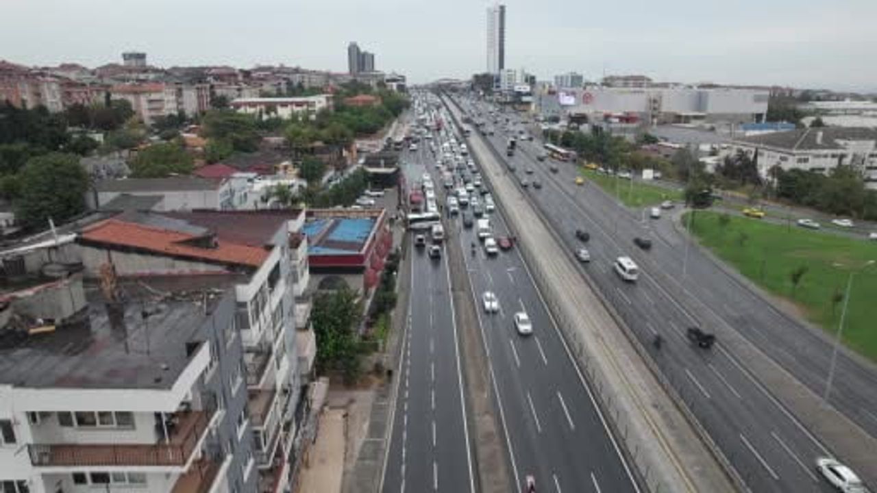 D-100'de yağışta kontrolden çıkan servis midibüsü yan yola geçerek durdu: 9 yaralı