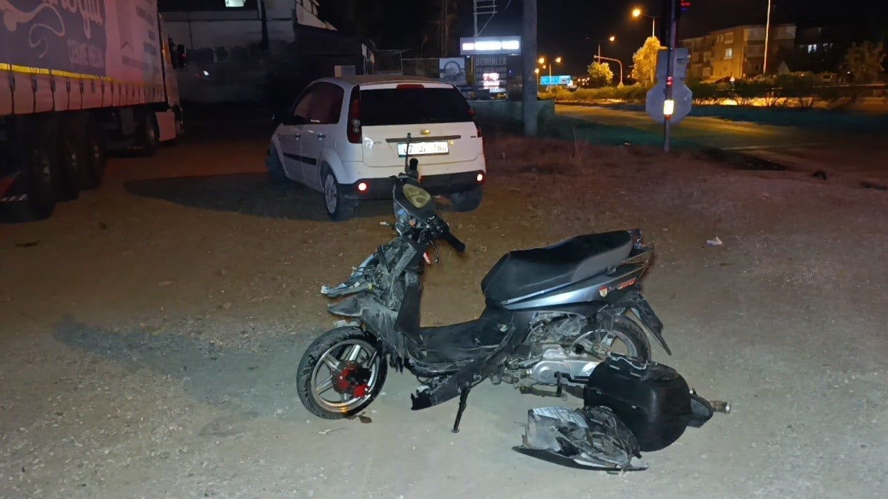 D-400'de dönüş anı kaza getirdi: Manavgat'ta motorlu bisiklet sürücüsü yaralandı