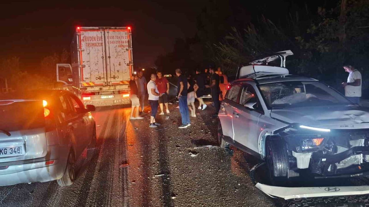 D-400'de dört aracın karıştığı çarpışma Serik'te trafiği aksattı