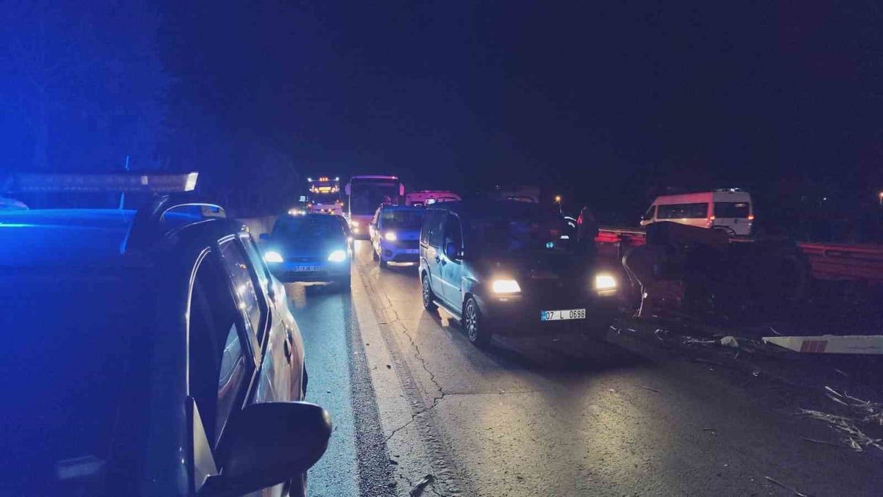 D-400'de kavşağa yaklaşırken çarpışma: traktörde iki ağır yaralı