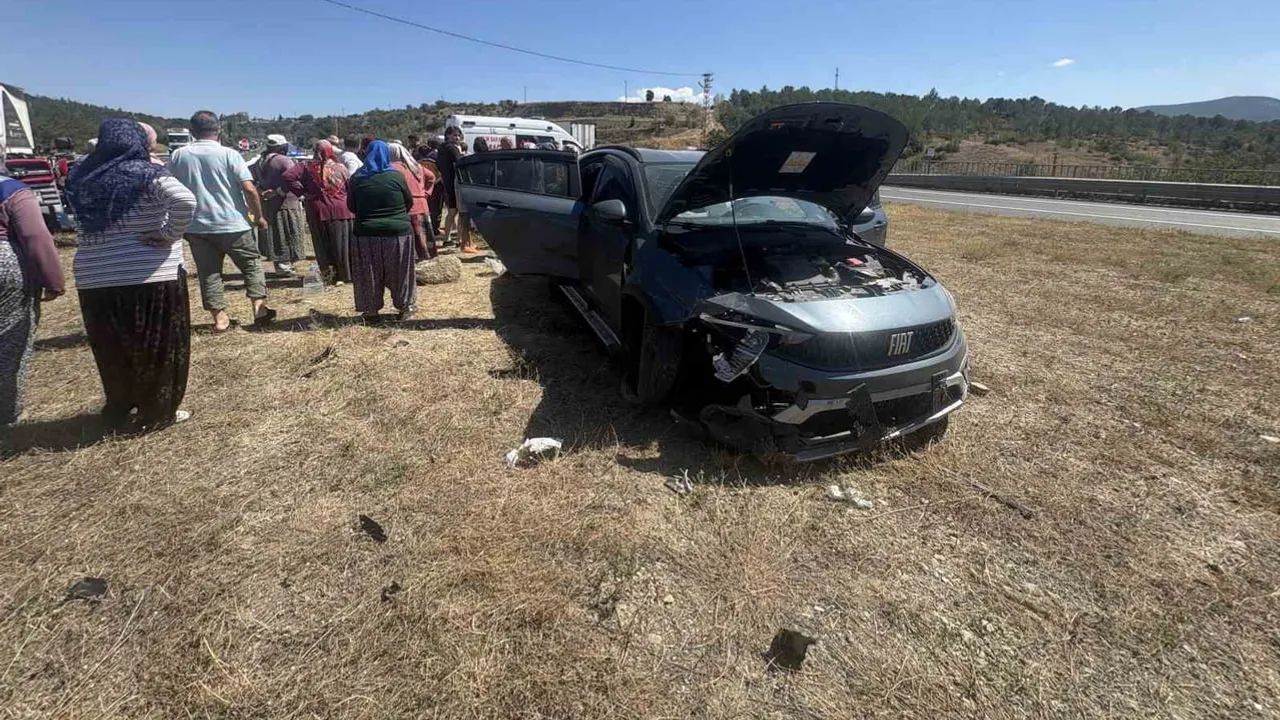 D100'de akçakavak mevkiinde çarpışma: traktörle otomobilde 9 kişi yaralandı
