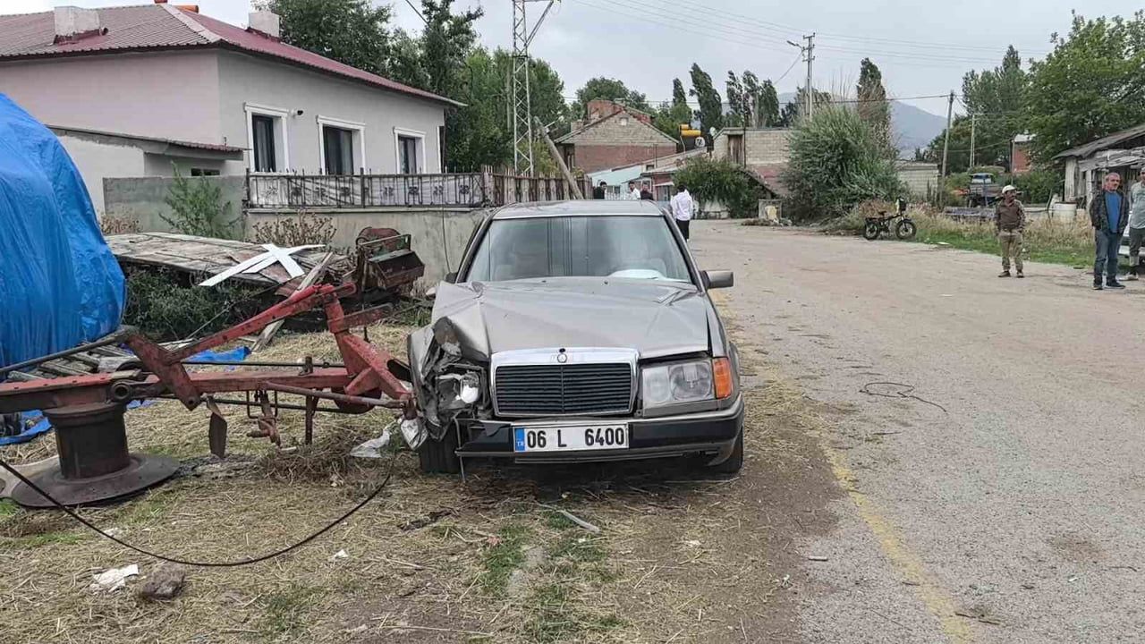 Dadaşköy'de otomobil direğe çarptı, sürücü hafif yaralandı