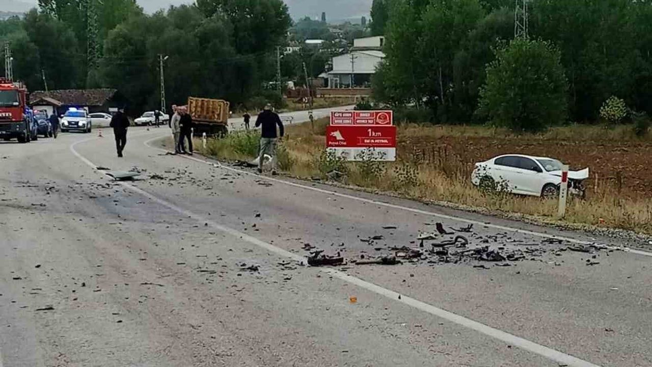 Daday'da kafa kafaya çarpışan otomobilden biri tarlaya sürüklendi