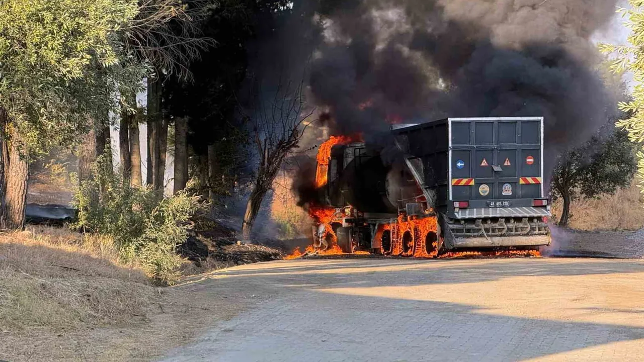 Dalaman'da belediyeye ait asfalt yama makinesi seyir halindeyken alev aldı