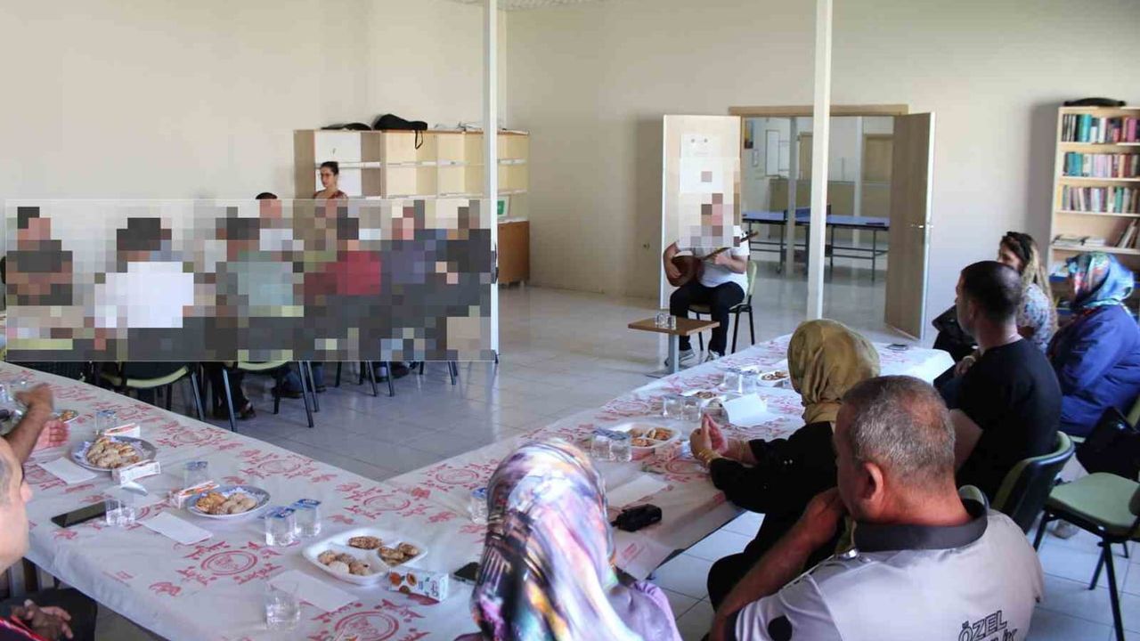 Danışanların emeği sahnede hayat buldu: Elazığ hastanesinde duygulu konser