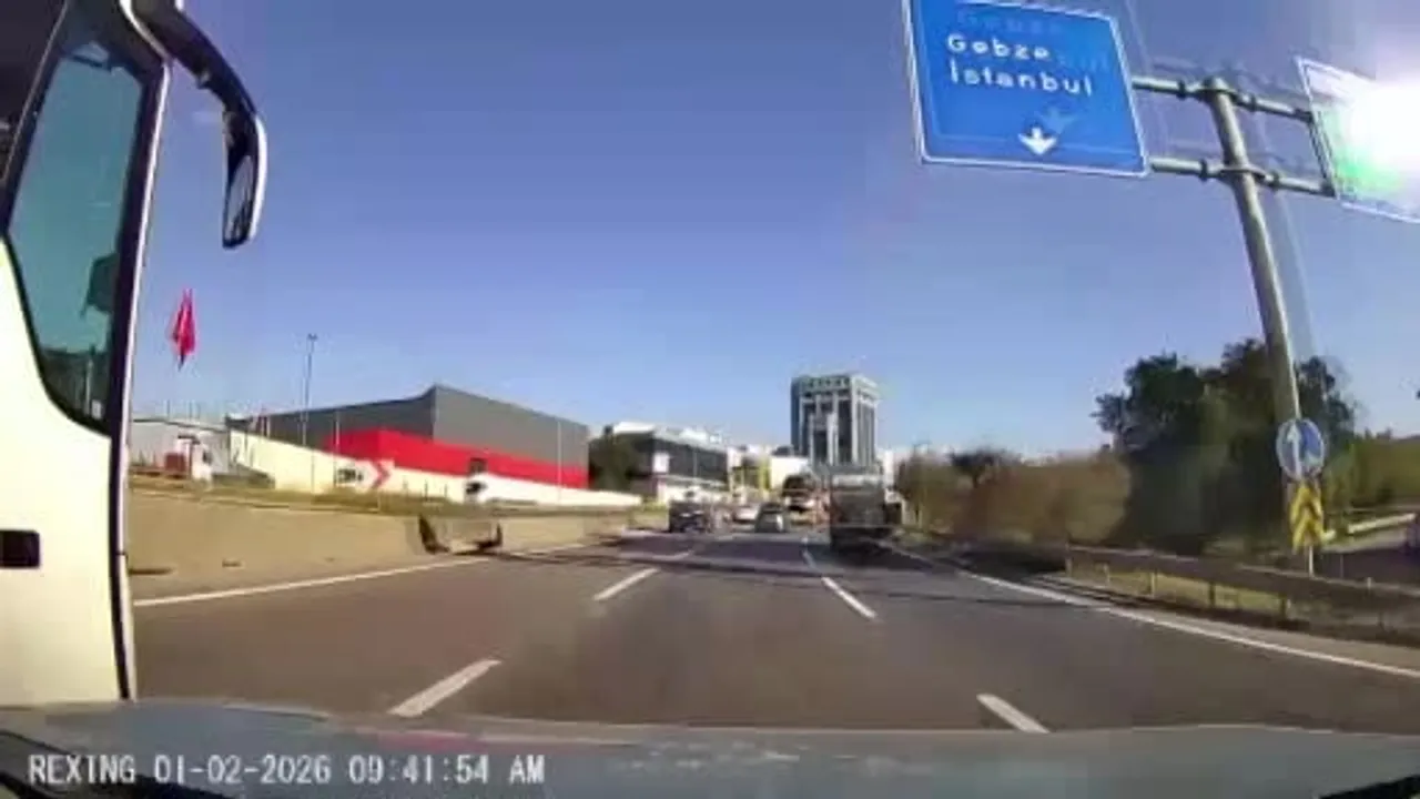 Dar aralıkta kurtuluş: otobüsün şerit değişimi otomobili sıkıştırdı