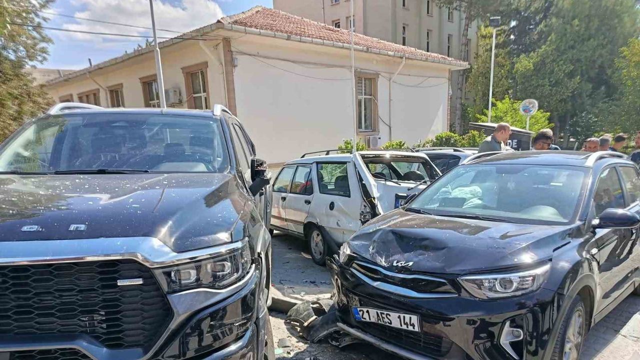 Darende Belediyesi önünde kontrolden çıkan araç park halindeki 4 araca çarptı