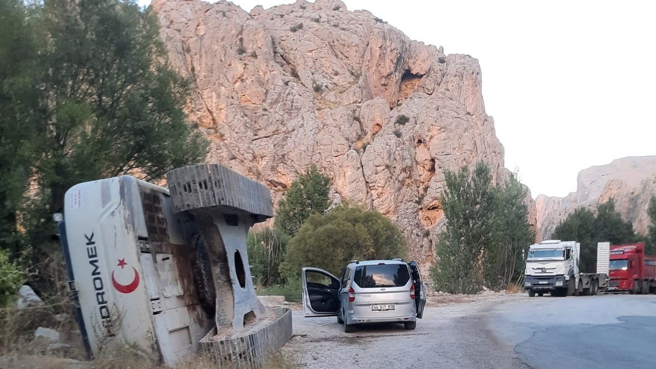 Darende'de iş makinesi yan yattı, maddi hasar oluştu