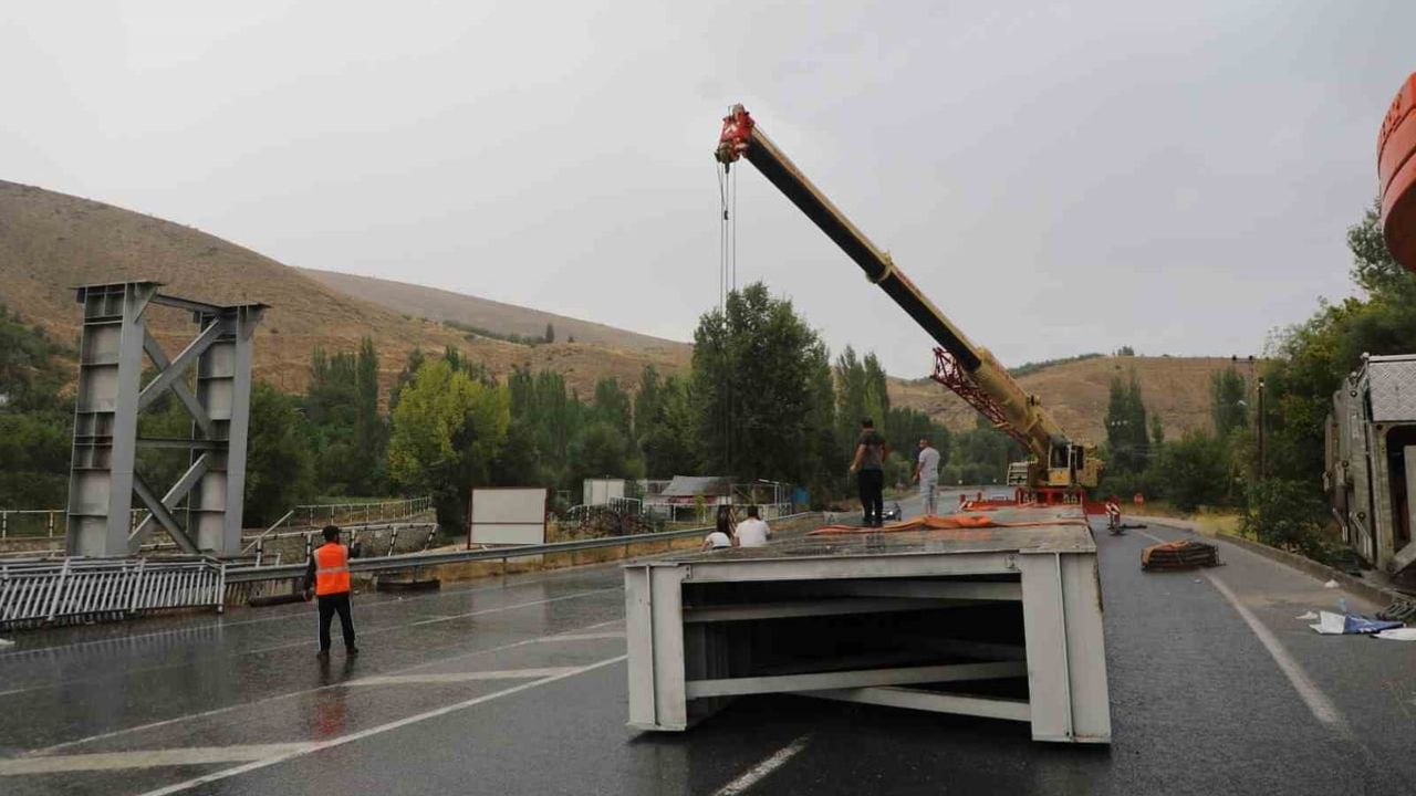 Darende'de Nadir üst geçidi sökülerek kaldırıldı