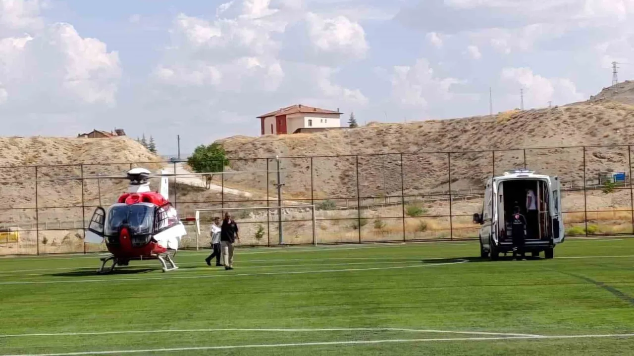 Darende'den 97 yaşındaki hasta kalça çıkıklığı nedeniyle Malatya'ya hava ambulansıyla taşındı