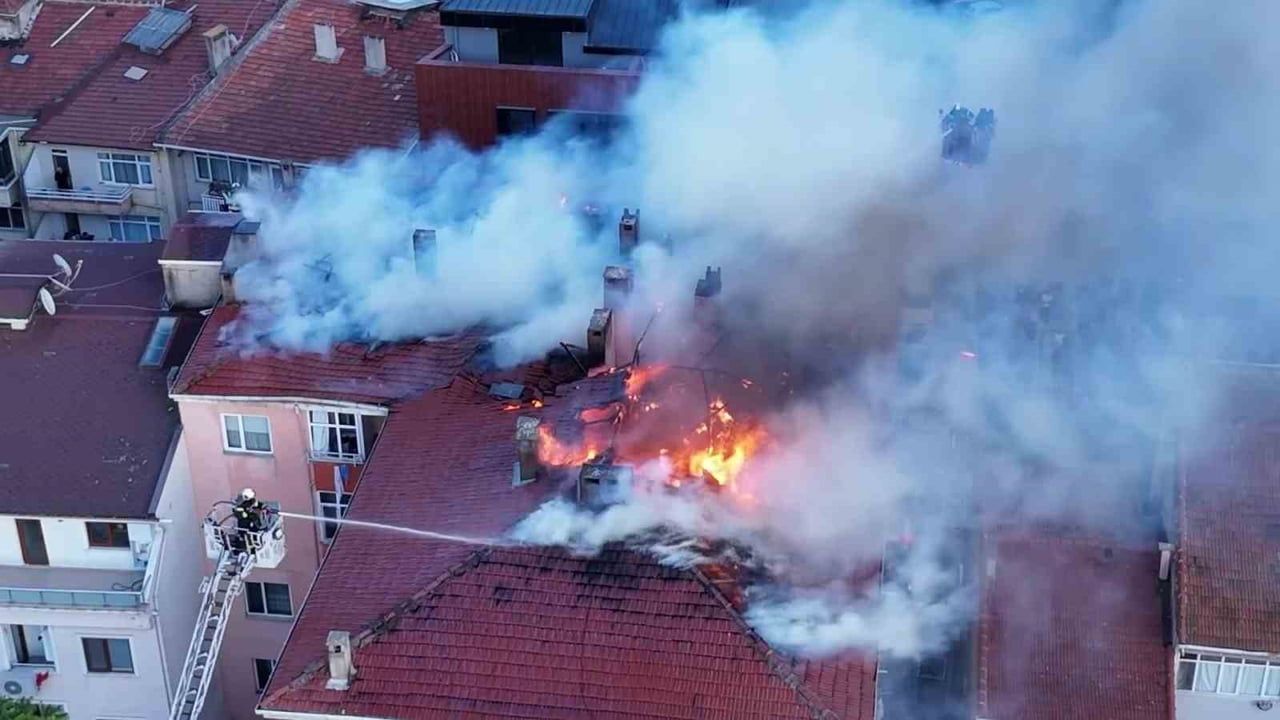 Darıca'da çatıda çıkan yangın dron görüntüleriyle belgelendi
