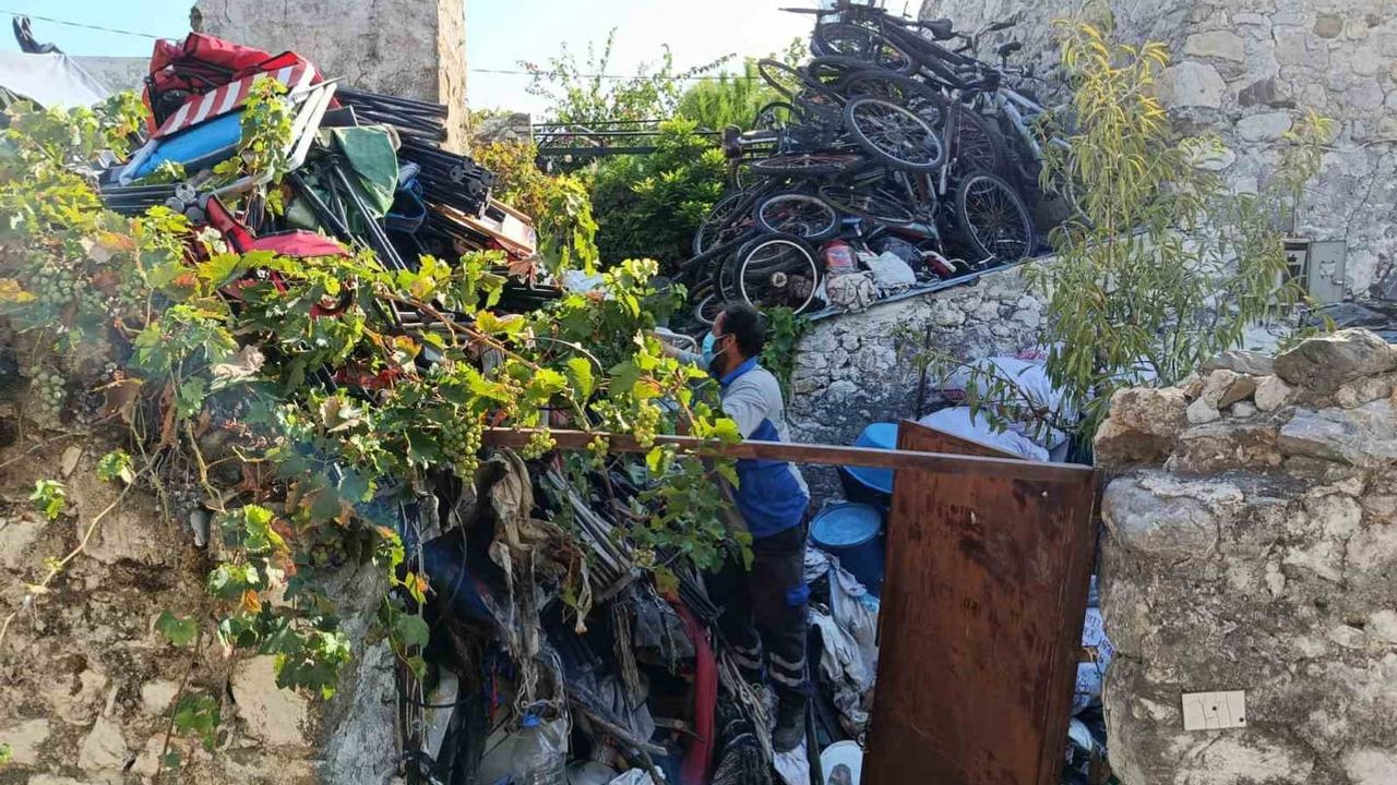 Datça Karaköy'te çöp ev temizliği tamamlandı: yaklaşık 5 ton atık tahliye edildi