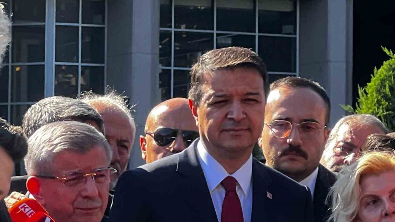Davutoğlu adliye çıkışında ülke itibarını öne koyup siyasetten çekildiğini açıkladı