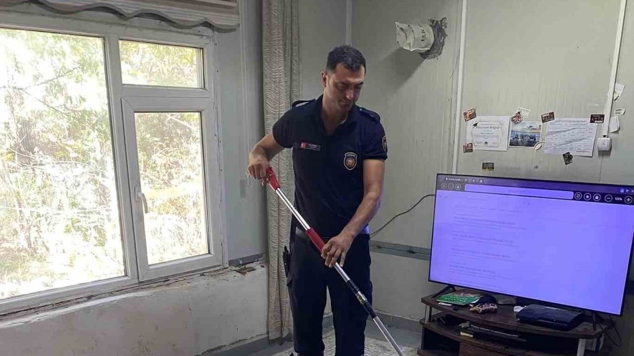 Defne'de eve giren yılan itfaiye ekiplerince zarar görmeden doğaya bırakıldı