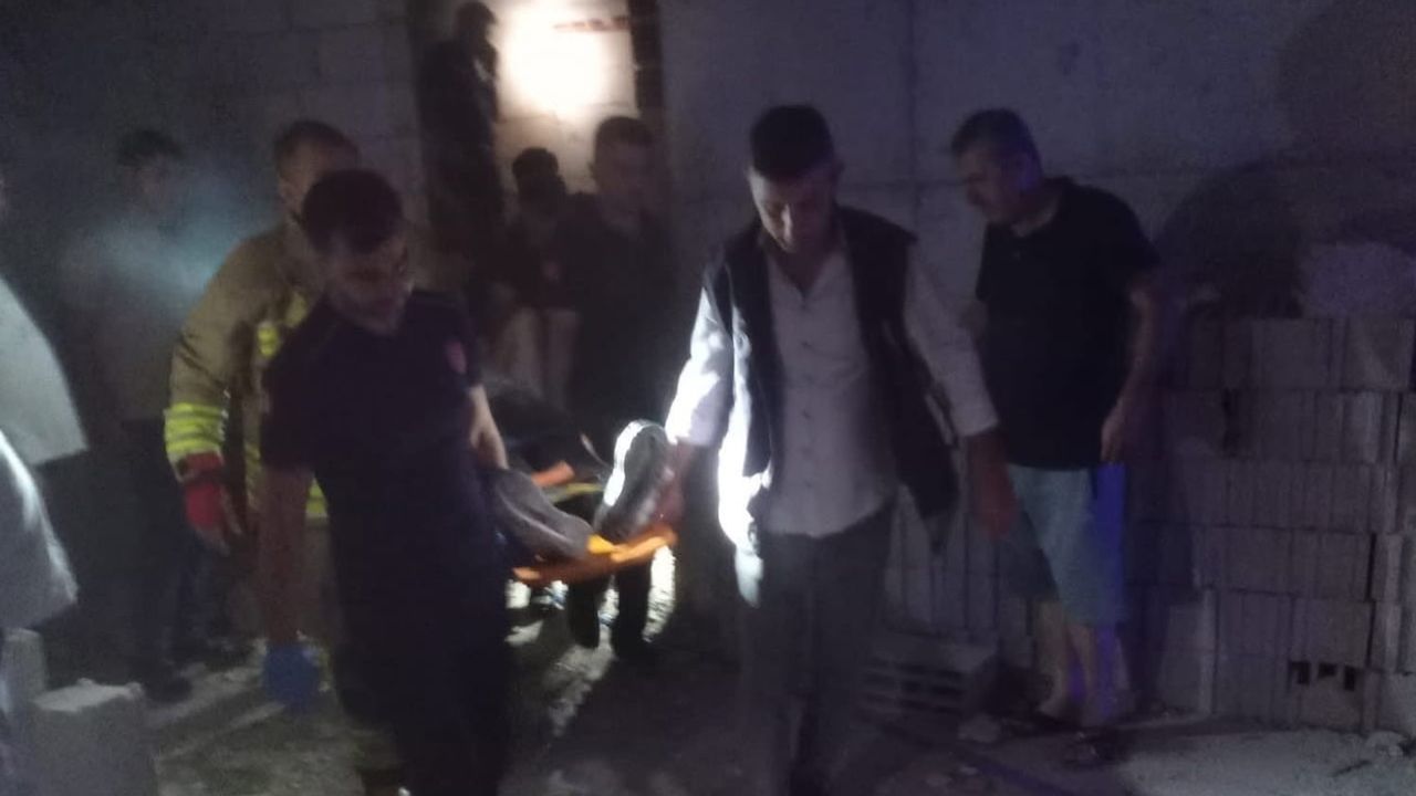 Defne'de inşaat halindeki binanın asansör boşluğuna düşen kişi kurtarıldı