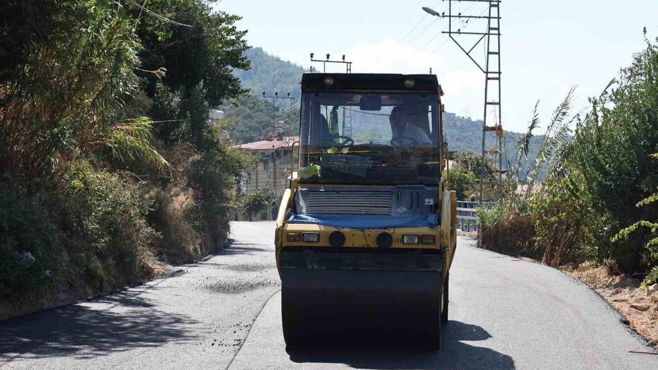 Defne'de sekiz mahalleyi bağlayan 11 kilometrelik grup yolu modernize ediliyor