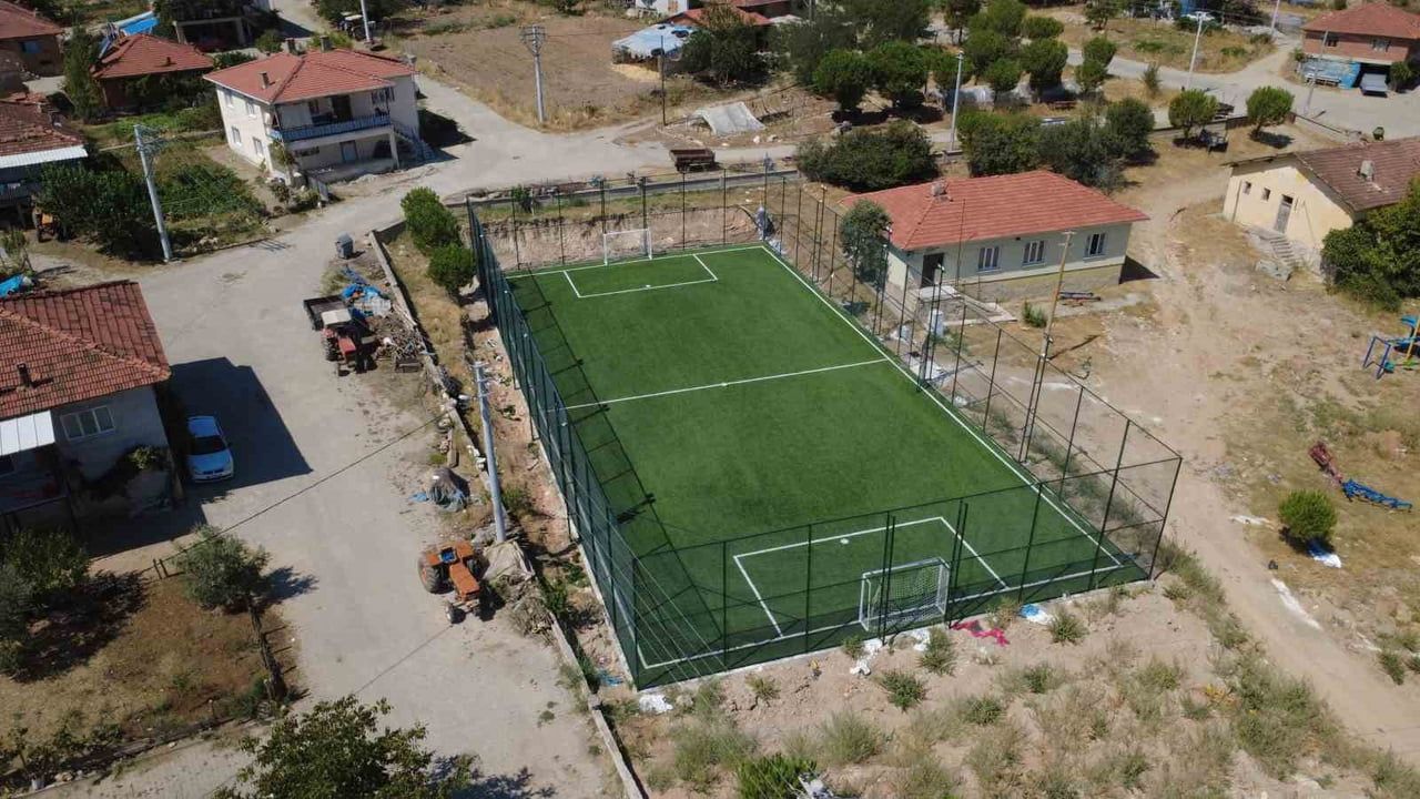 Demirci'de 11 kırsal mahalleye spor odağı: yeni halı sahalar hizmette