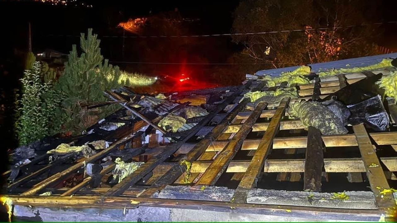 Demirözü'de çatıda çıkan kıvılcım hızlı müdahale ile büyümeden söndü