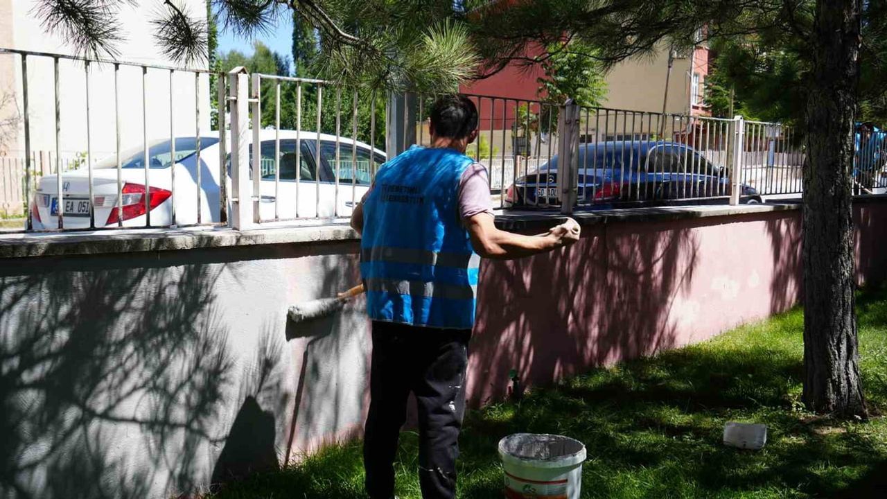 Denetimli serbestlik yükümlüleri Niğde'de 46 sınıfı eğitim yılına hazır hale getirdi