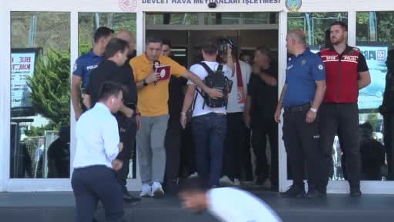 Deniz Gül İstanbul'da: Galatasaray forması için sağlık kontrolü bekleniyor