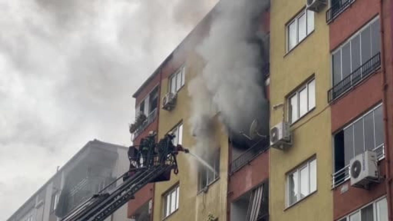 Denizli'de 5'inci kattaki dairede yangın: tahliye edilen binadan 2 kişi hastaneye kaldırıldı