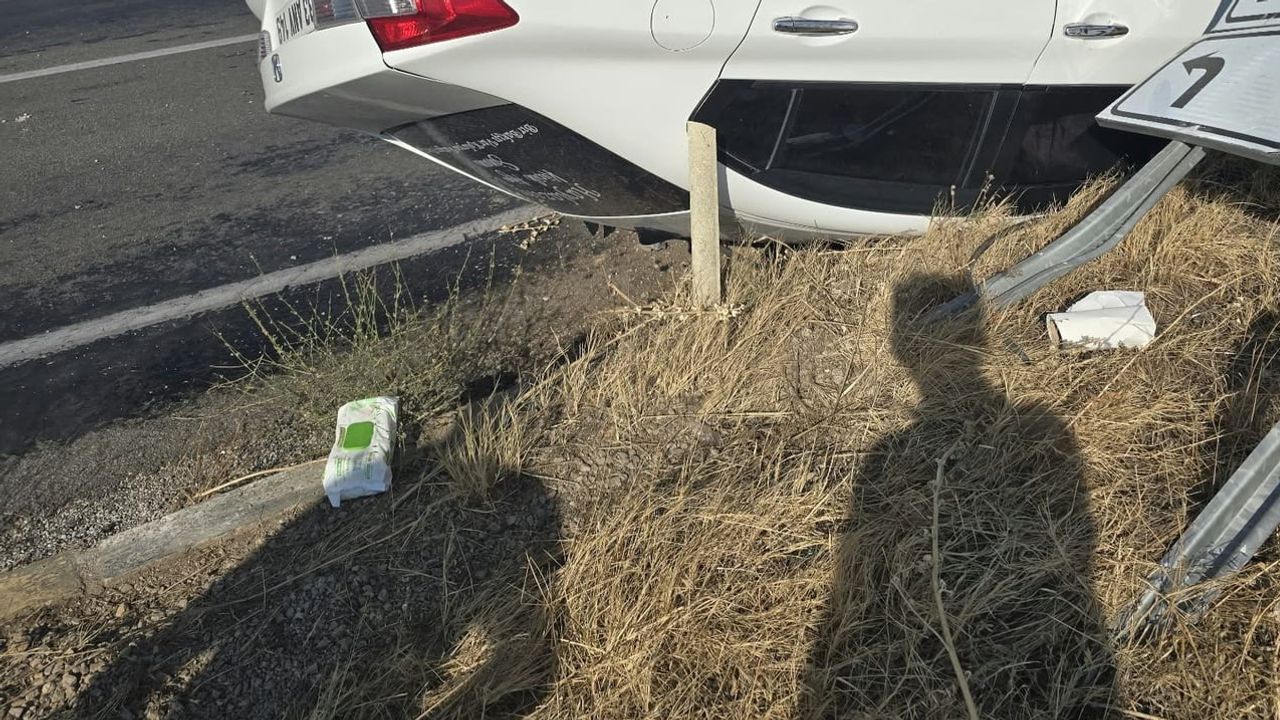 Denizli'de kontrolden çıkan otomobil refüjde takla attı; sürücü hafif yaralandı