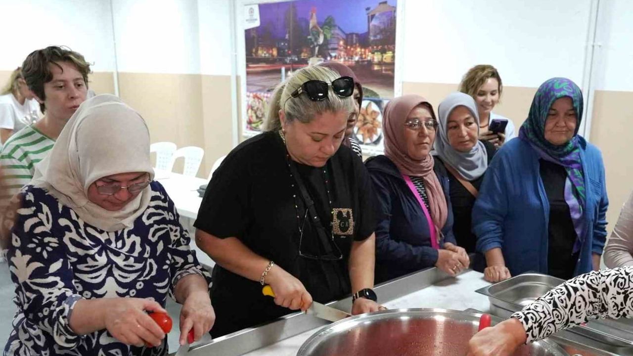 Denizli'de tarhana atölyesi yoğun katılımla geleceğe taşınıyor