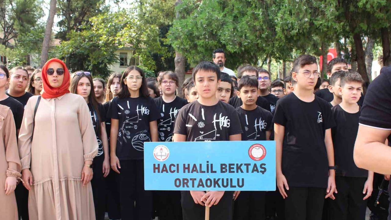 Denizli eğitim camiası yeni sezonu Atatürk Anıtı'nda buluşmayla açtı
