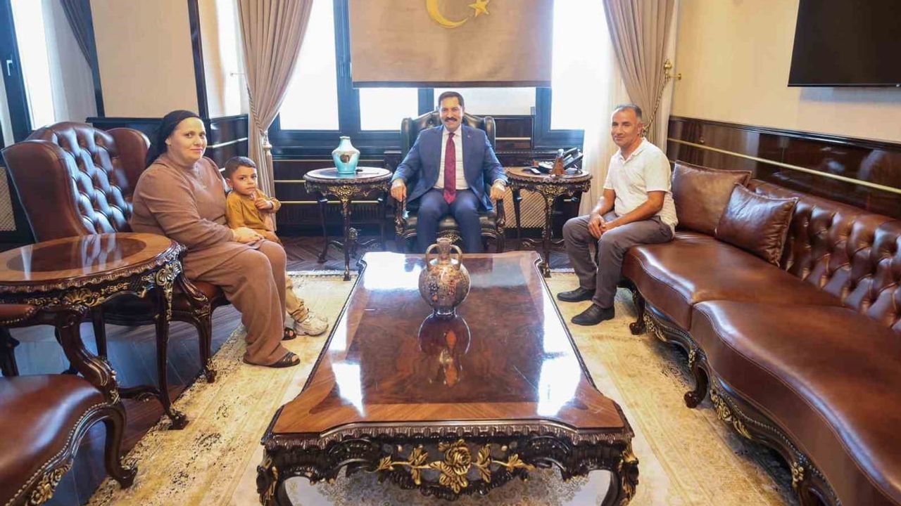 Deprem mucizesi Kerem Hatay valisini ziyaret ederek geleceğe dair umut verdi