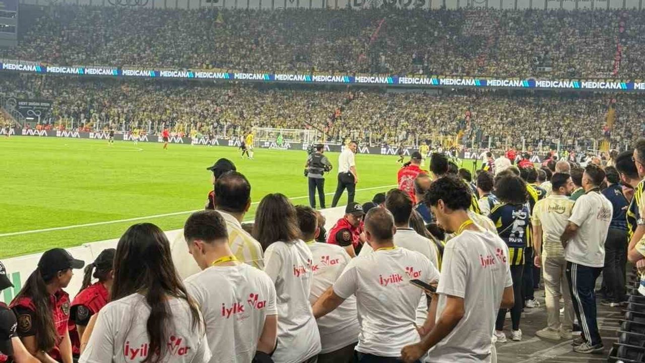 Derbide dev nesnelerle tanıtılan 'İyilik Var' platformu taraftarları aynı amaçta buluşturdu