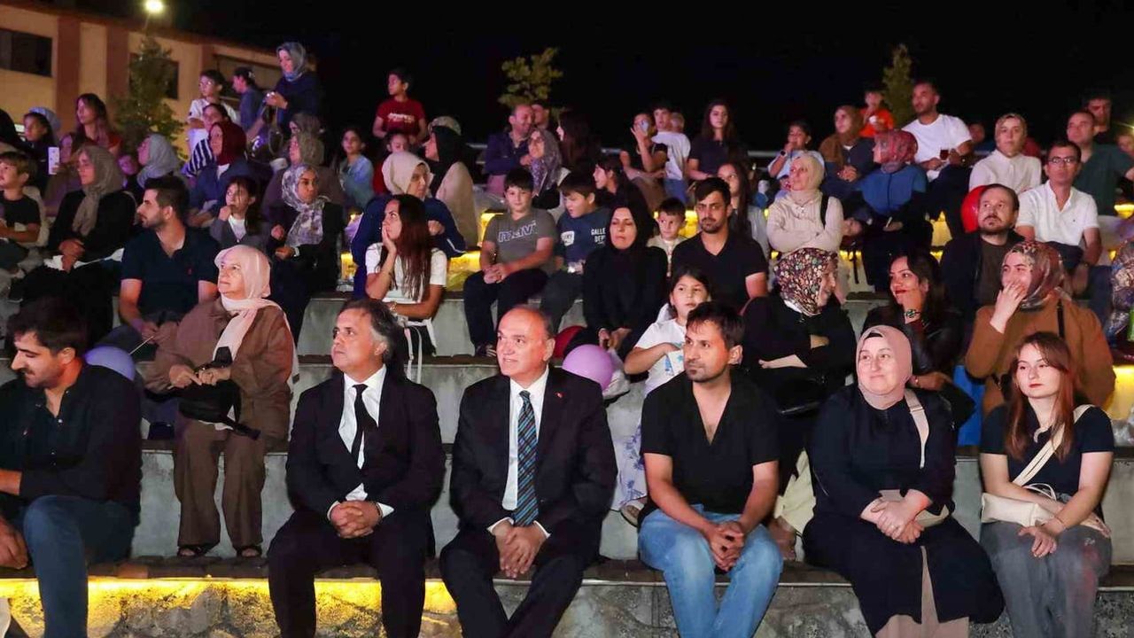 Dere kenarında sinema akşamları Düzce parklarında sürüyor