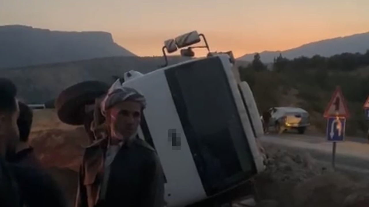Derecik'te kum yüklü kamyonet devrildi: sürücü yaralandı