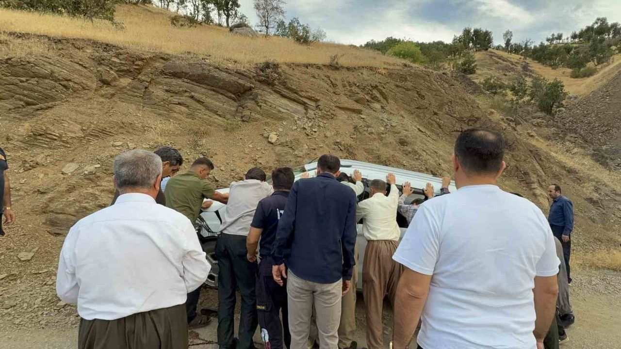 Derecik'te yol kenarına çarpan otomobil takla attı