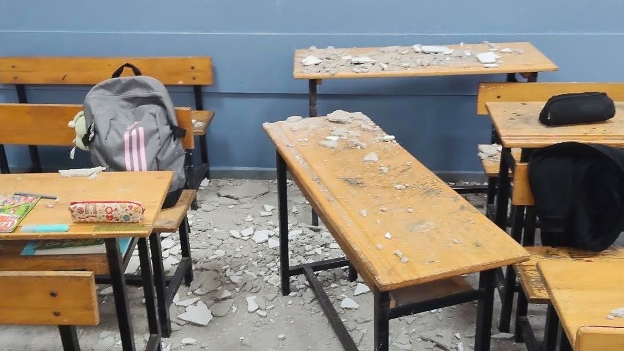 Derince’de ortaokul sınıfının tavan sıvaları düştü: 3 öğrenci yaralandı