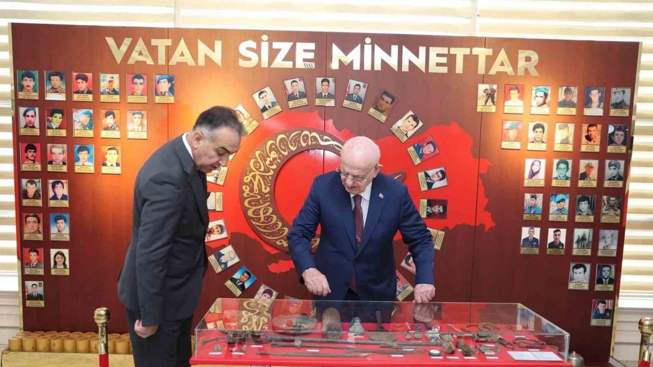 Dersliklere dönüş: İsmail Kahraman anılarını yaşadığı liseyi gezdi