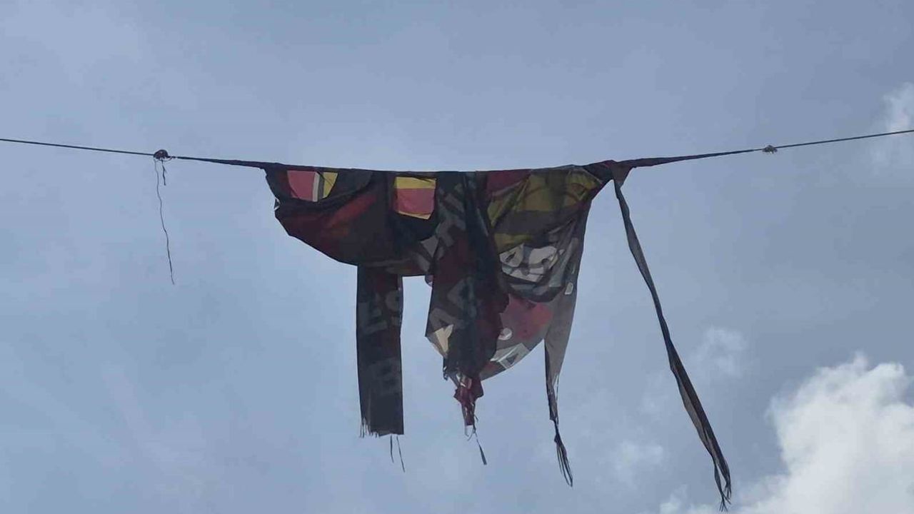 Dev Eskişehirspor bayrağının yırtılması mahallede tepkilere yol açtı