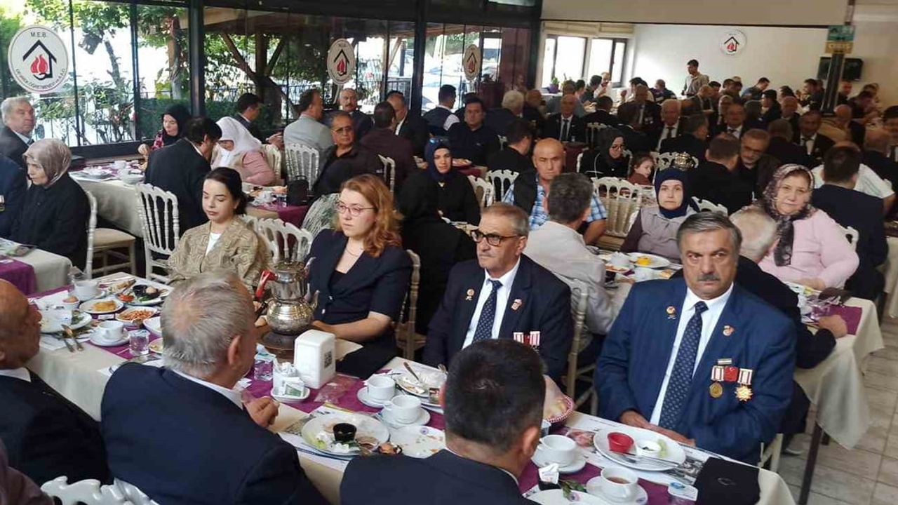 Devrek'te gaziler dayanışma için öğretmenevinde buluştu