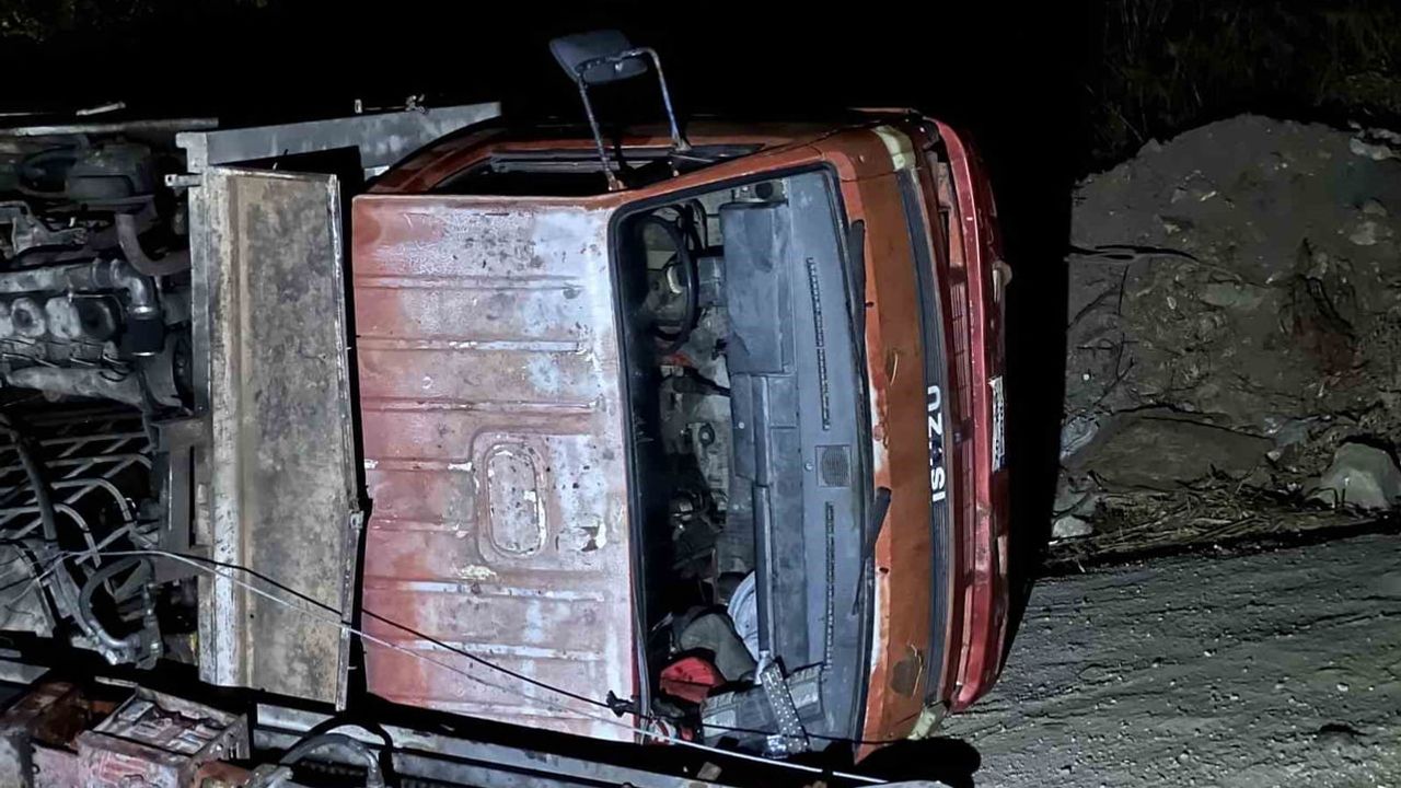 Devrilen iş makinesinde sıkışan sürücü arkadaşlarının cam müdahalesiyle kurtarıldı
