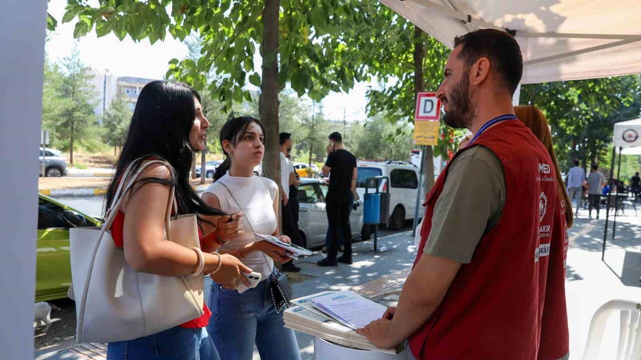 Dicle Üniversitesi'nde yeni döneme 'hoş geldin' standıyla karşılama