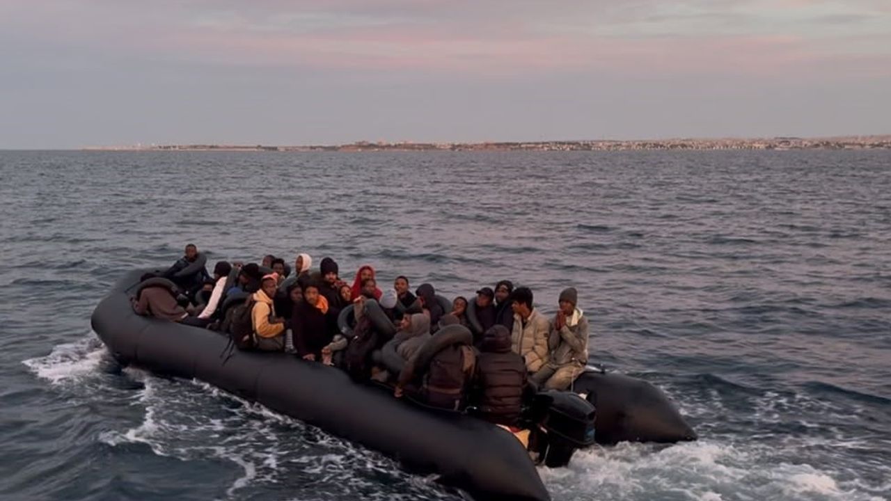 Didim açıklarında sahil güvenlik 8’i çocuk 62 göçmeni lastik bottan kurtardı