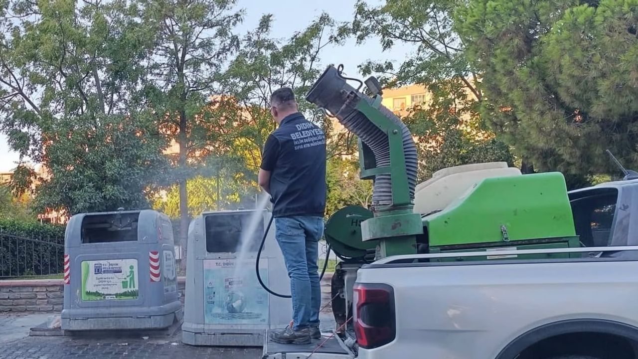 didim'de çöp konteynerleri ve kutularında düzenli ilaçlama uygulanıyor