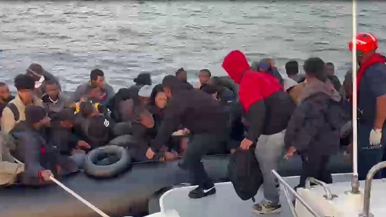 Didim'de lastik botta 6'sı çocuk 60 düzensiz göçmen yakalandı