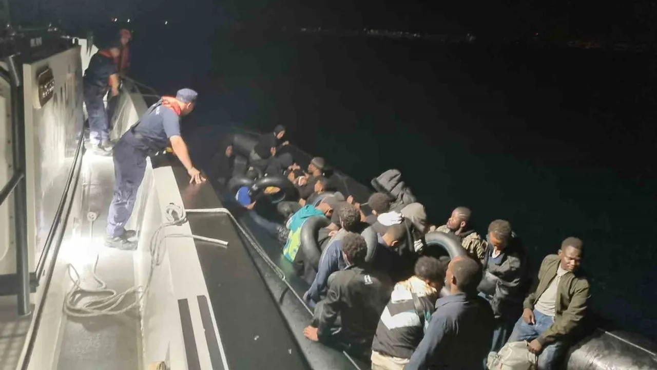 Didim kıyılarında çok uluslu lastik bot durduruldu: 32 kişi yakalandı