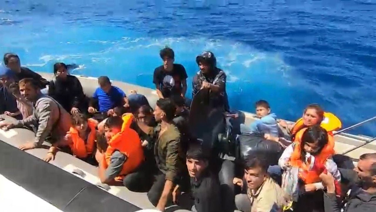 Didim sahilinde lastik bottaki 10'u çocuk 21 düzensiz göçmen yakalandı
