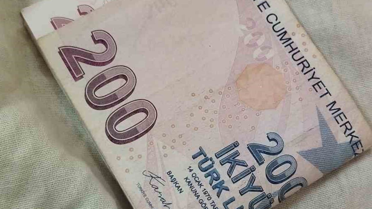 Dikkat ve dürüstlük: pazar tezgâhında bulunan 2 bin lira sahibine teslim edildi
