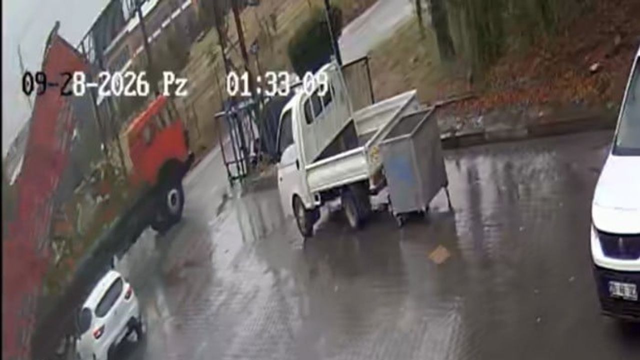 Dikkatsizlik sonucu damperi açık kalan kamyon sanayi sitesinin giriş kapısını devirdi
