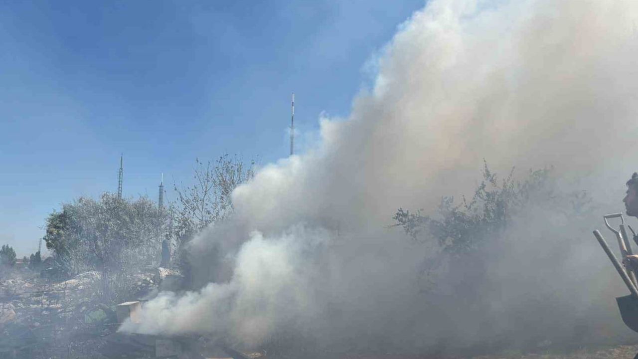 Dikmen caddesi'nde vericilerin bulunduğu otluk alanda yangın