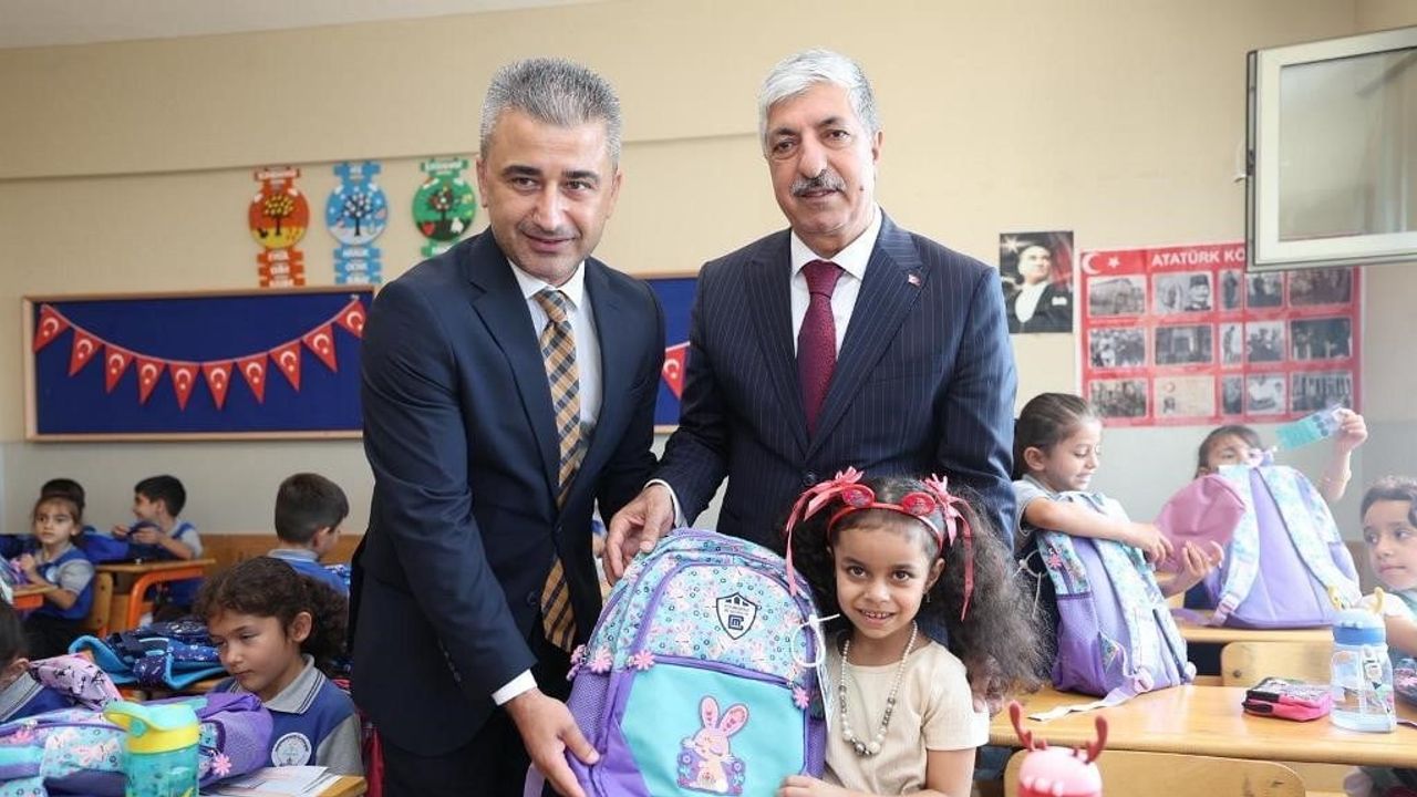 Dilovası'nda birinci sınıf heyecanına çanta ve kırtasiye desteği