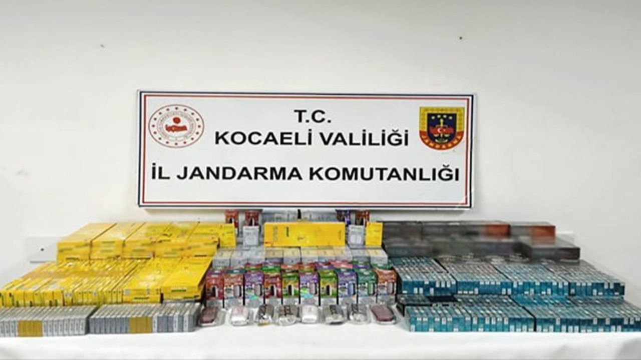 Dilovası'nda jandarmadan iki araçta 8 milyon 20 bin liralık kaçak ve sahte ürün baskını