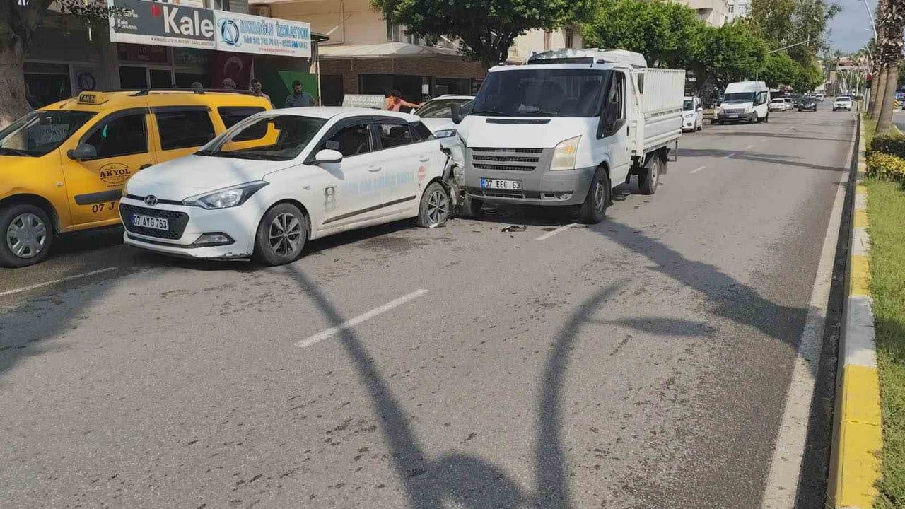 Direksiyon eğitimi sırasında panik freninin arkadan çarpışmaya yol açtığı an kameraya yansıdı